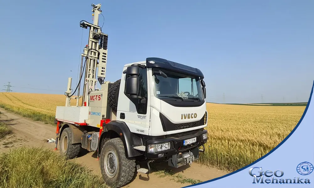 Geomehanikina bušaća garnitura Comacchio MC-T5 na kamionu, na terenu