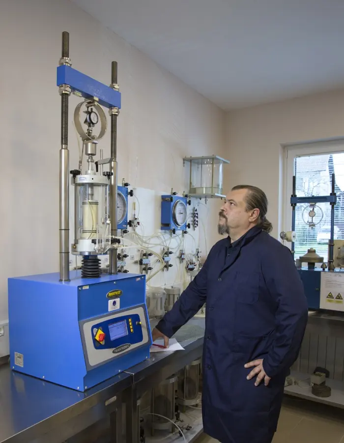 Inženjer uz uređaj u laboratoriji