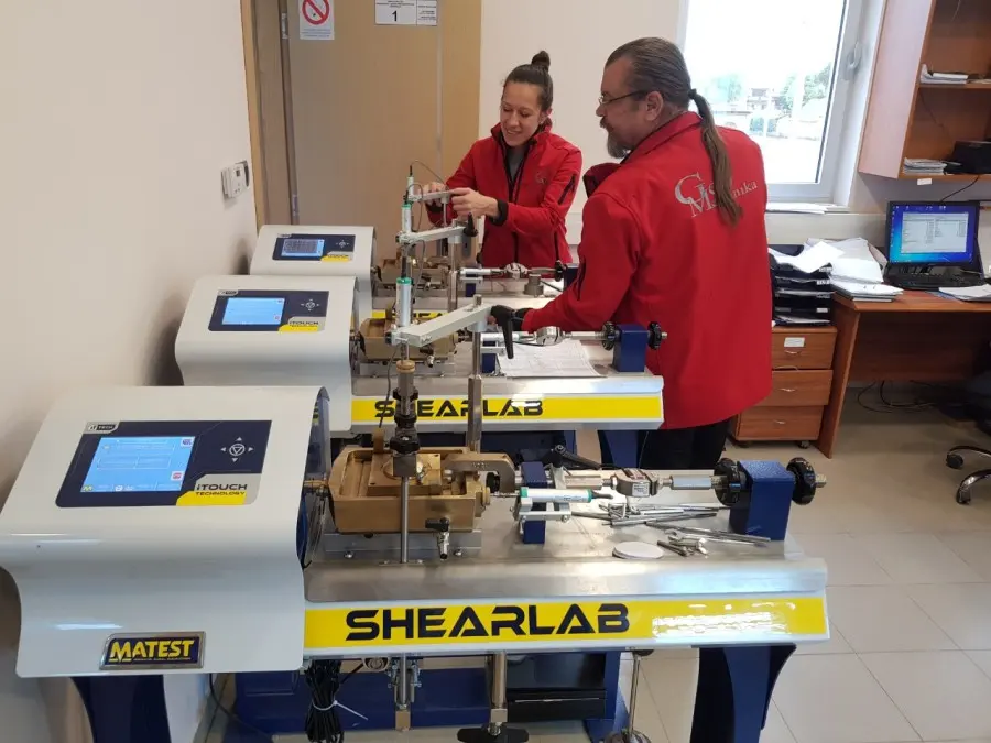 Uređaj za direktno smicanje u laboratoriji Geomehanike