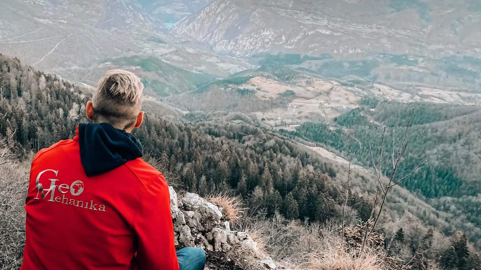 Inženjer Geomehanike na terenu iznad doline